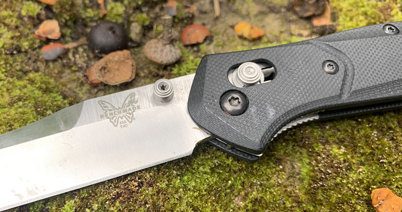 Benchmade 940-2 Osborne AXIS Lock showing the thumb lock 