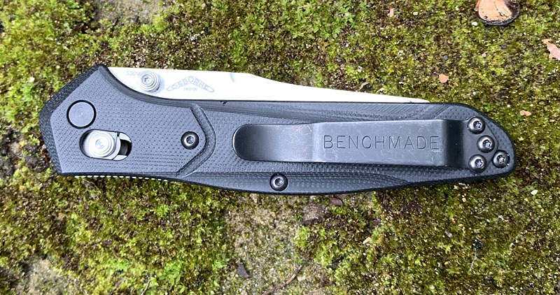Benchmade 940-2 Osborne AXIS Lock Knife from the bottom, showing the retention clip